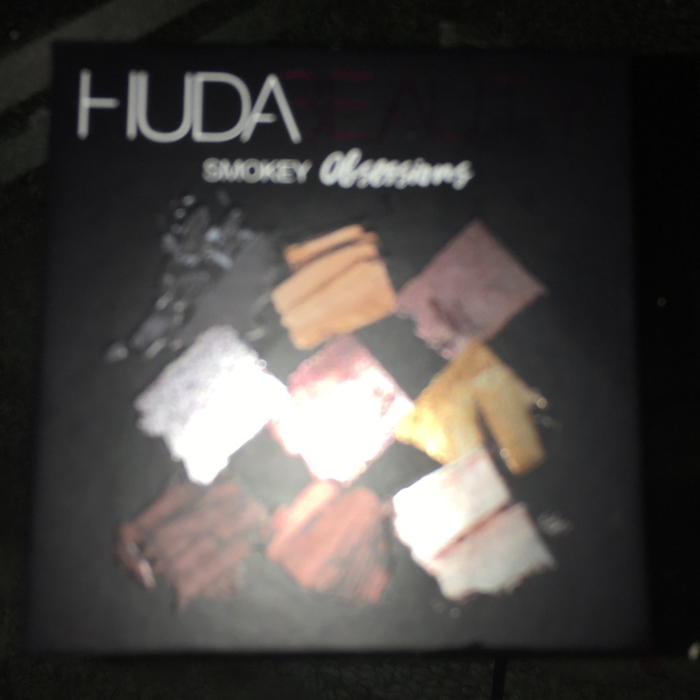 Huda Smokey Obsessions Pallet
